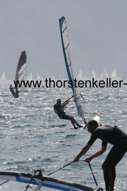 2533_Italien_Gardasee_Surfer vor Torbole