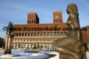 7328_Oslo_Skulpturen am Rathaus