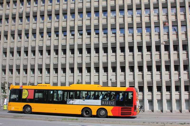 8588_Bus vor Hochhaus